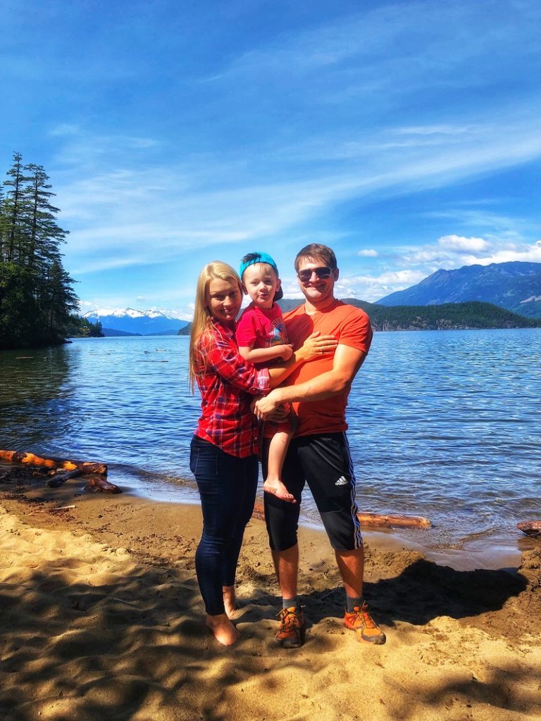 PerfectDayToPlay Sandy Cove Beach Trail at Harrison Hot Springs - Alexandra, Alex and Cosmos family picture on the beach with a stunning view of the lake and mountains behind