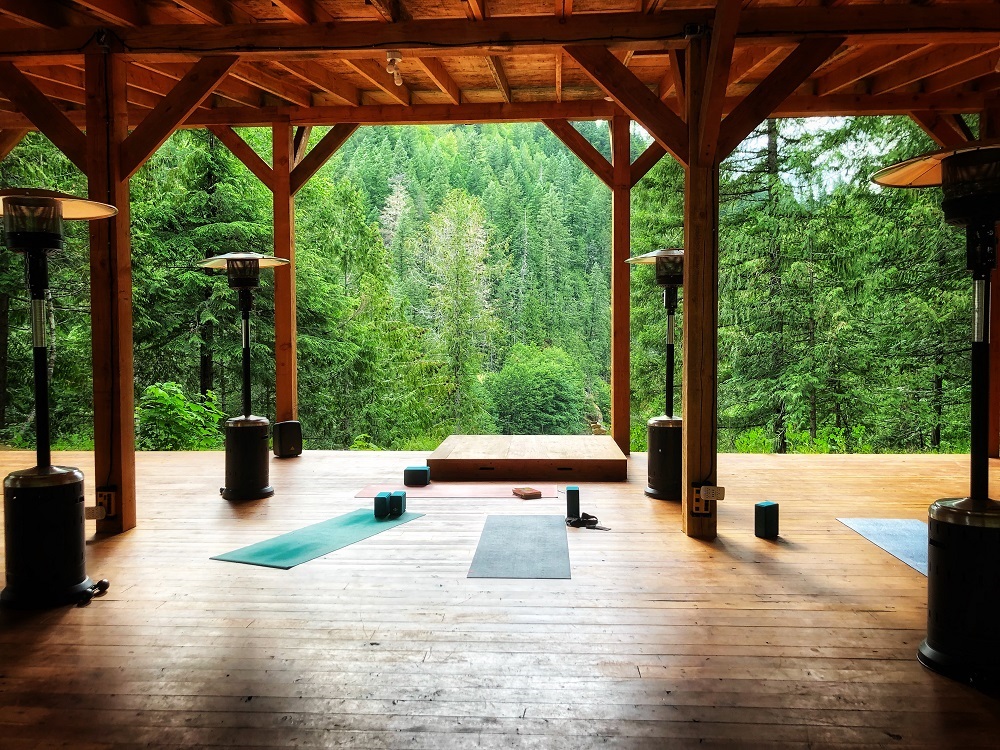 outdoors yoga retreat - how to write hotel reviews