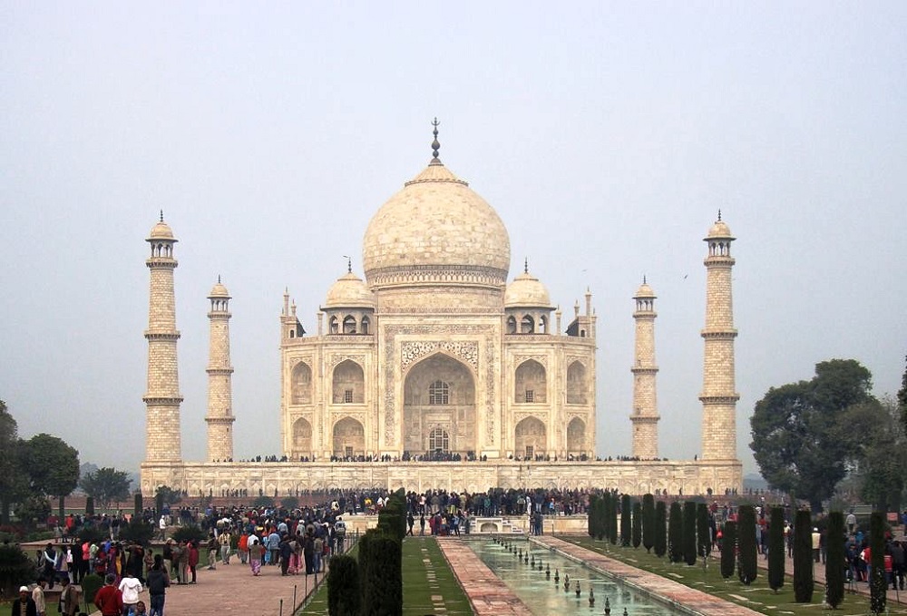 Family travel to Taj Mahal, India 