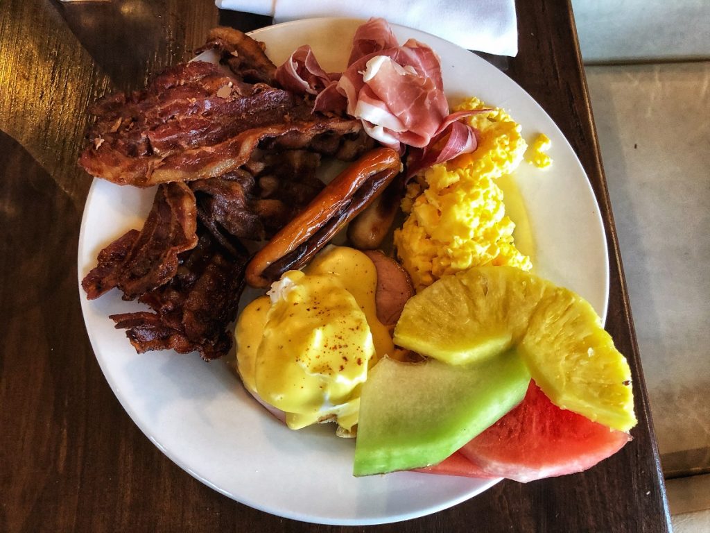 brunch plate - eggs, bacon, sausage, pinapple