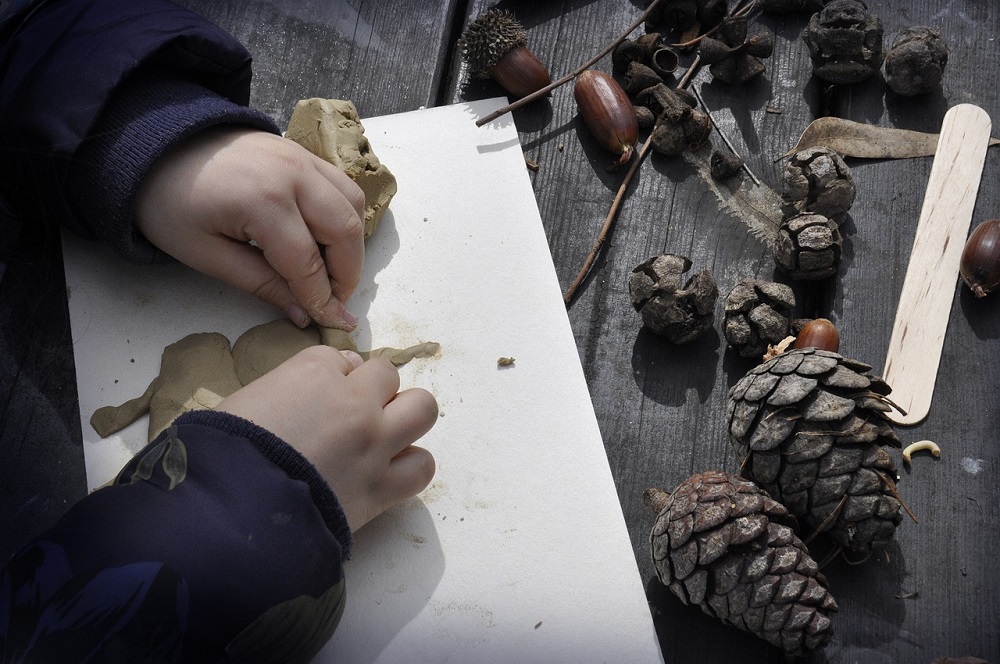 creative kids activities indoors - nature crafts 