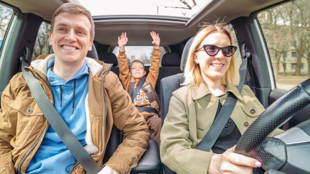 family driving the best car for road trips