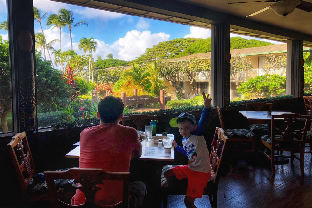 covid safety tip for Hawaii - eat out during unpopular hours when restaurants are empty