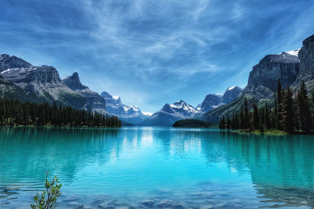 breathtaking view of the Maligne Lake and the Alberta's rocky mountains and glaciers