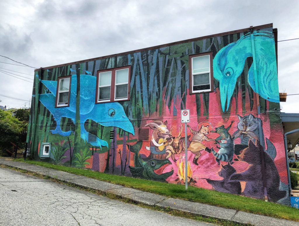 Marine avenue building decorated with murals - urban street art of Powell River
