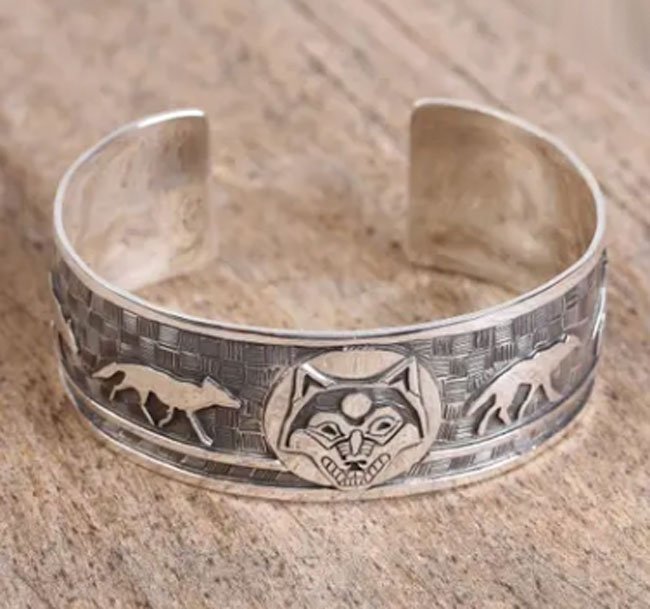 FOR HIM: outdoors nature gift ideas for men - jewellery - bracelet with wolfs product